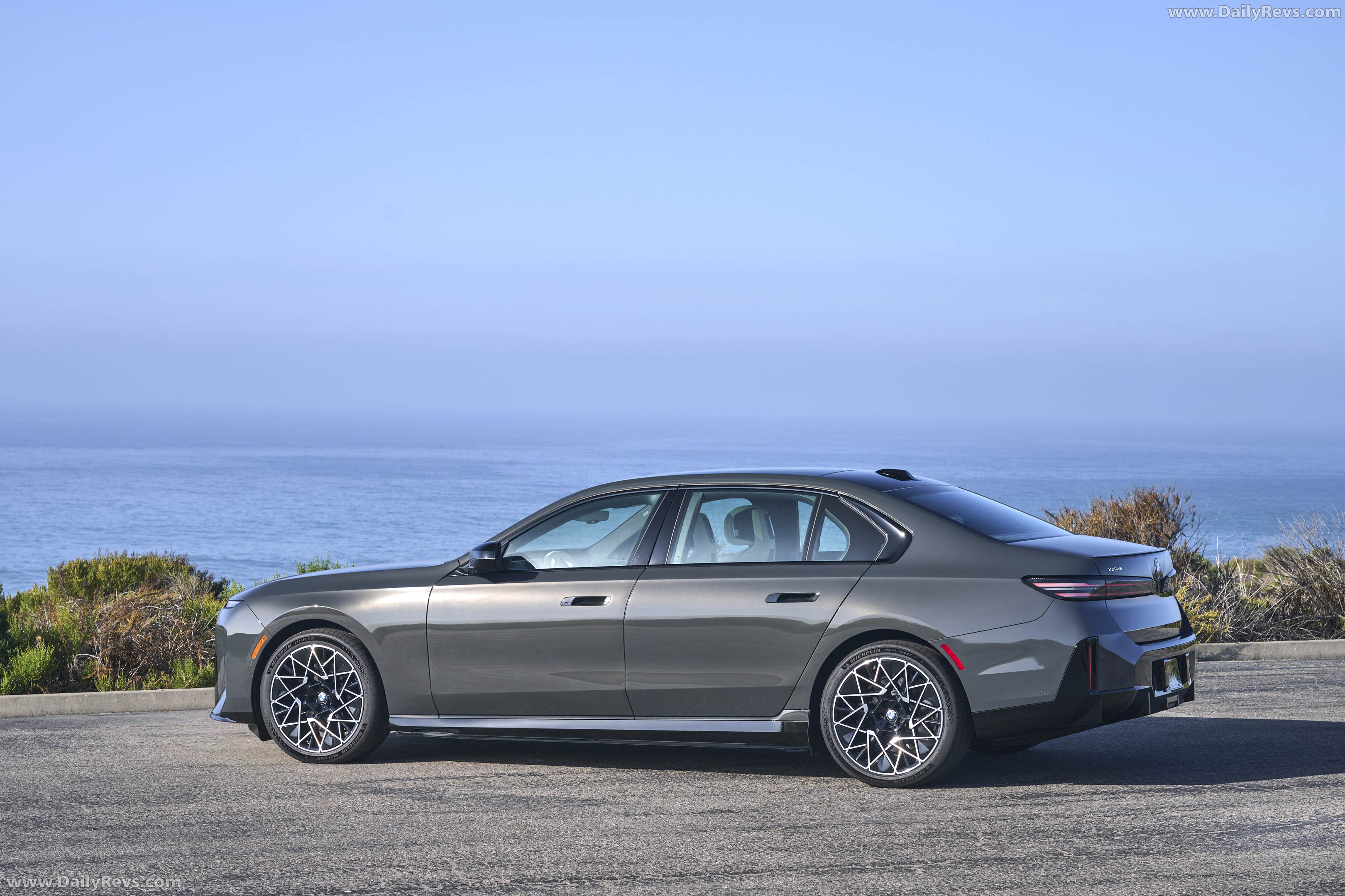 2027 BMW i7 50 xDrive M Sport Package Pro G70 Side View