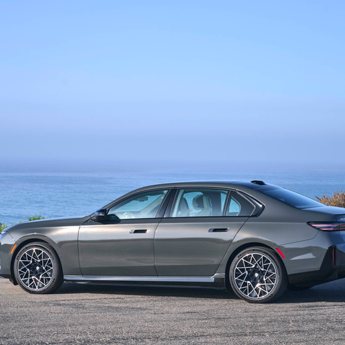 2027 BMW i7 50 xDrive M Sport Package Pro G70 Side View