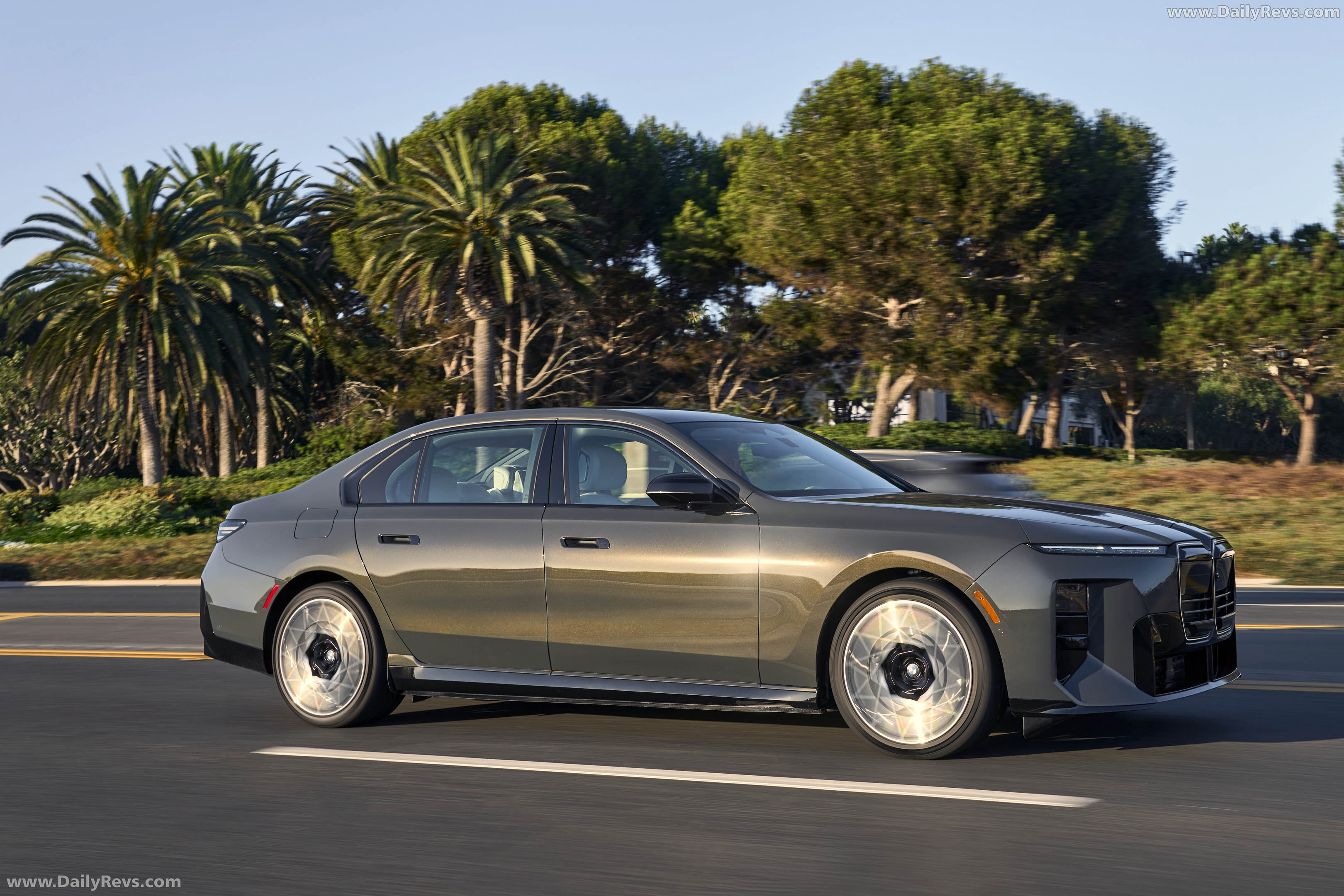 2027 BMW i7 50 xDrive M Sport Package Pro G70 Side View