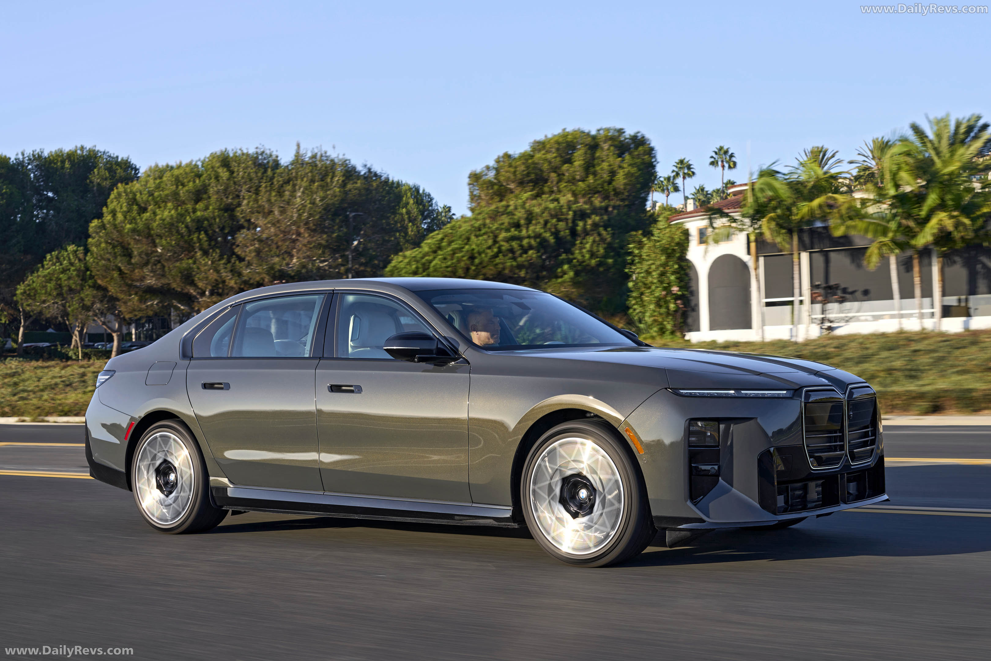 2027 BMW i7 50 xDrive M Sport Package Pro G70 Side View