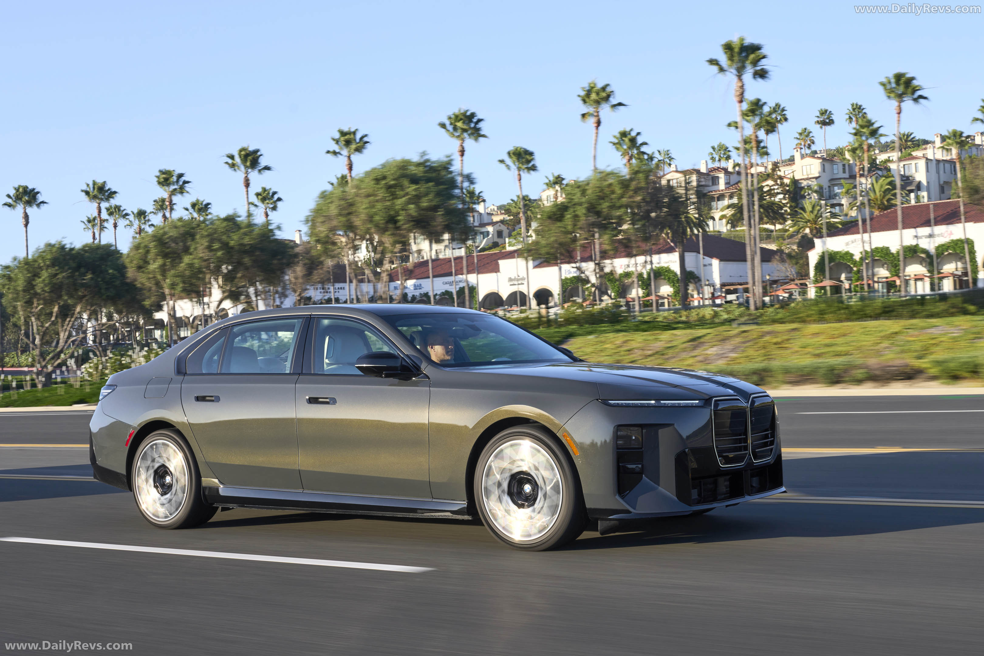 2027 BMW i7 50 xDrive M Sport Package Pro G70 Side View