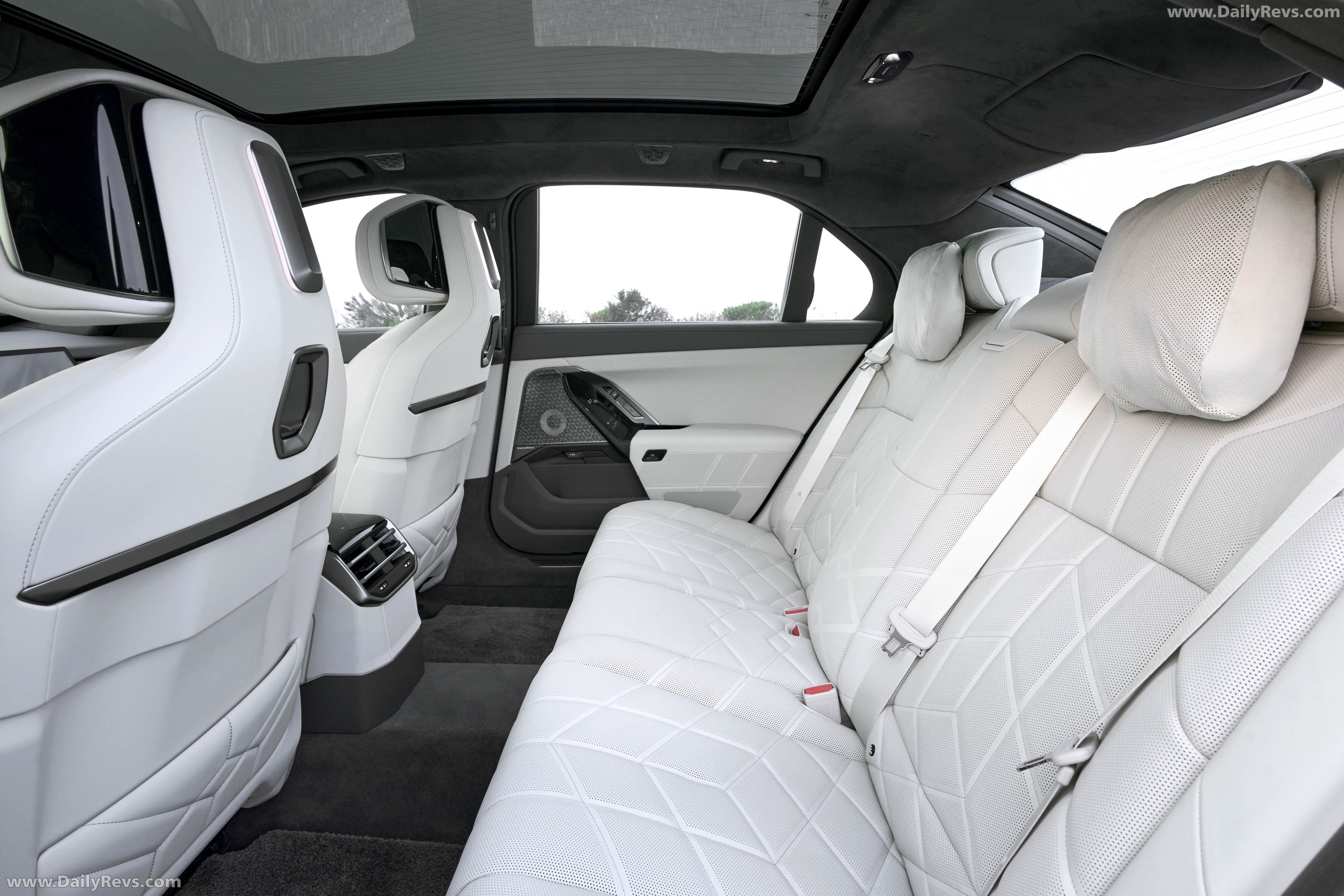 2027 BMW i7 50 xDrive M Sport Package Pro G70 Interior