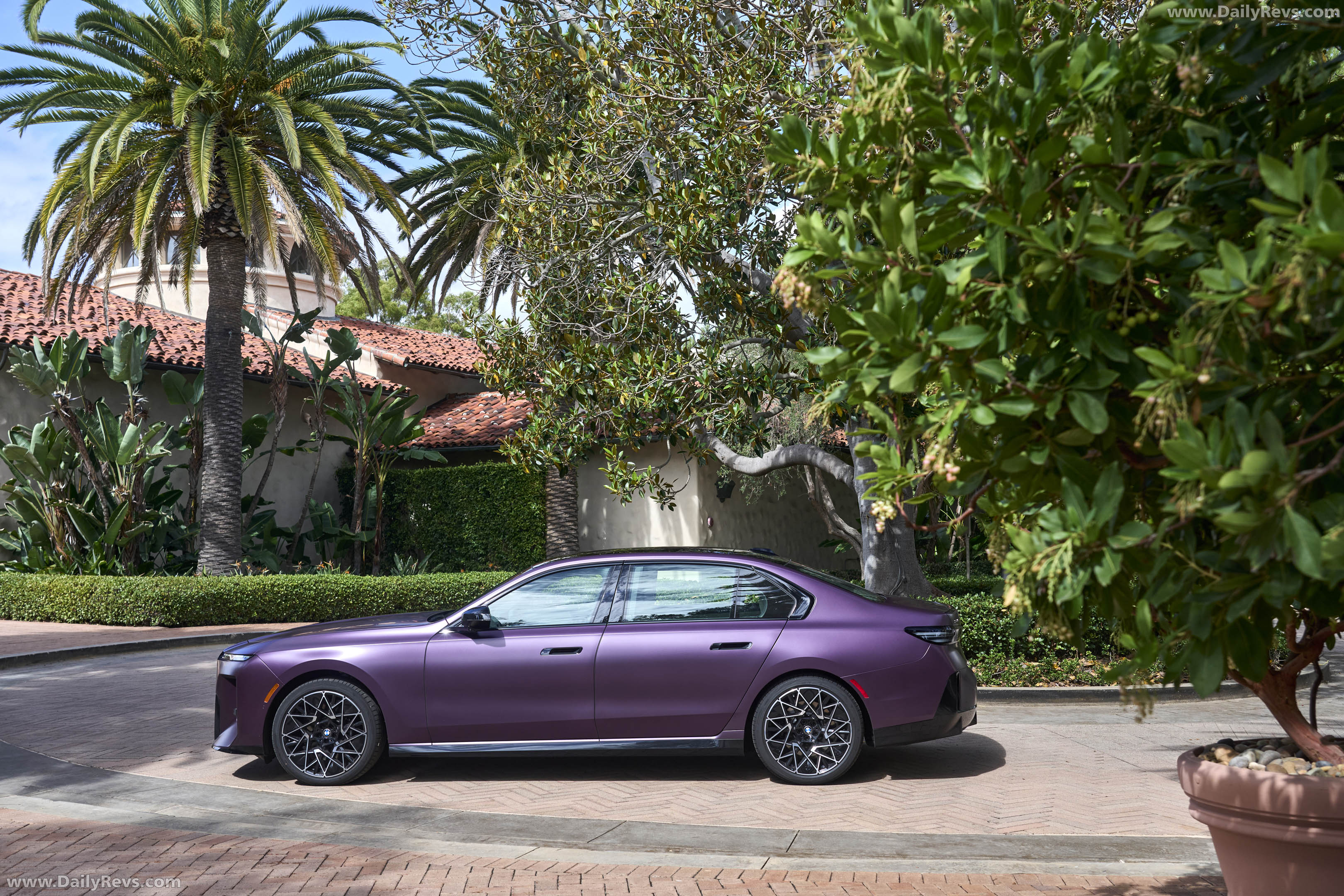 2027 BMW 740 xDrive M Sport Package Pro G70 Side View