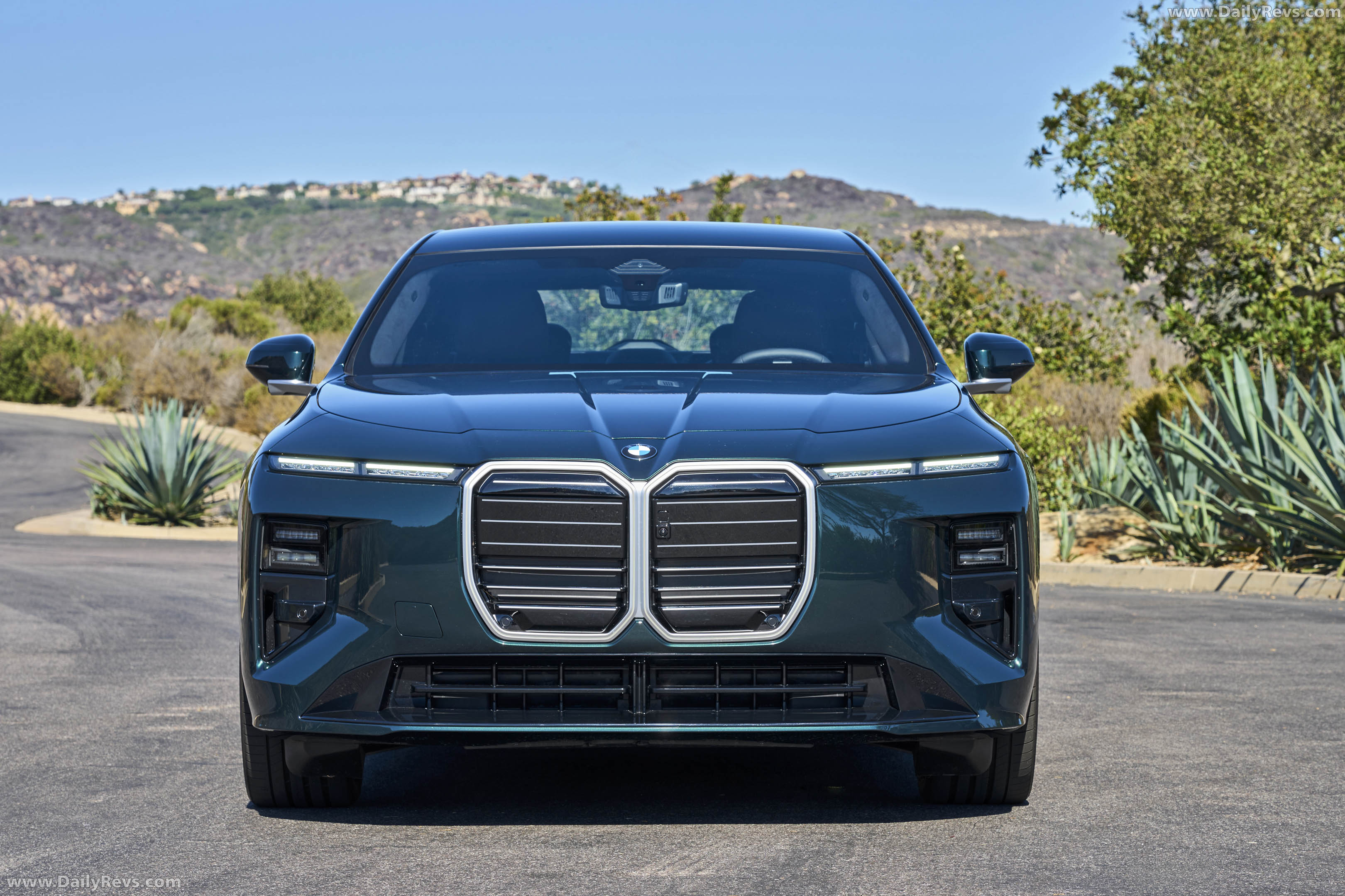 2027 BMW i7 60 xDrive G70 Vancouver Green Front View