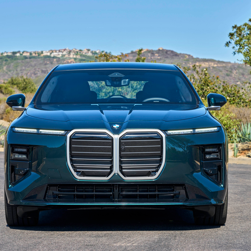 2027 BMW i7 60 xDrive G70 Vancouver Green Front View