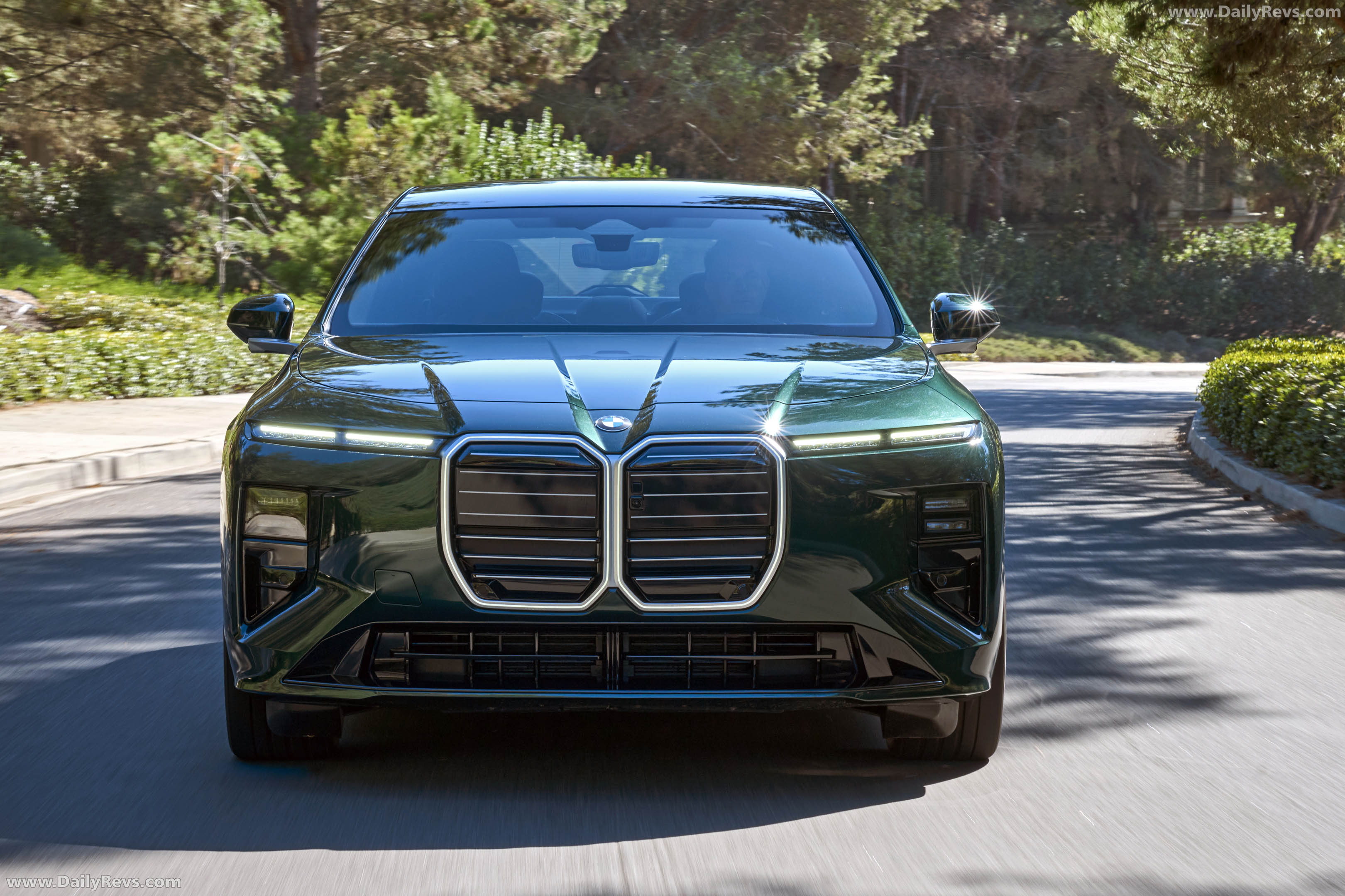 2027 BMW i7 60 xDrive G70 Vancouver Green Front View
