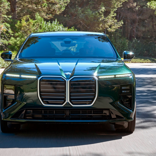 2027 BMW i7 60 xDrive G70 Vancouver Green Front View
