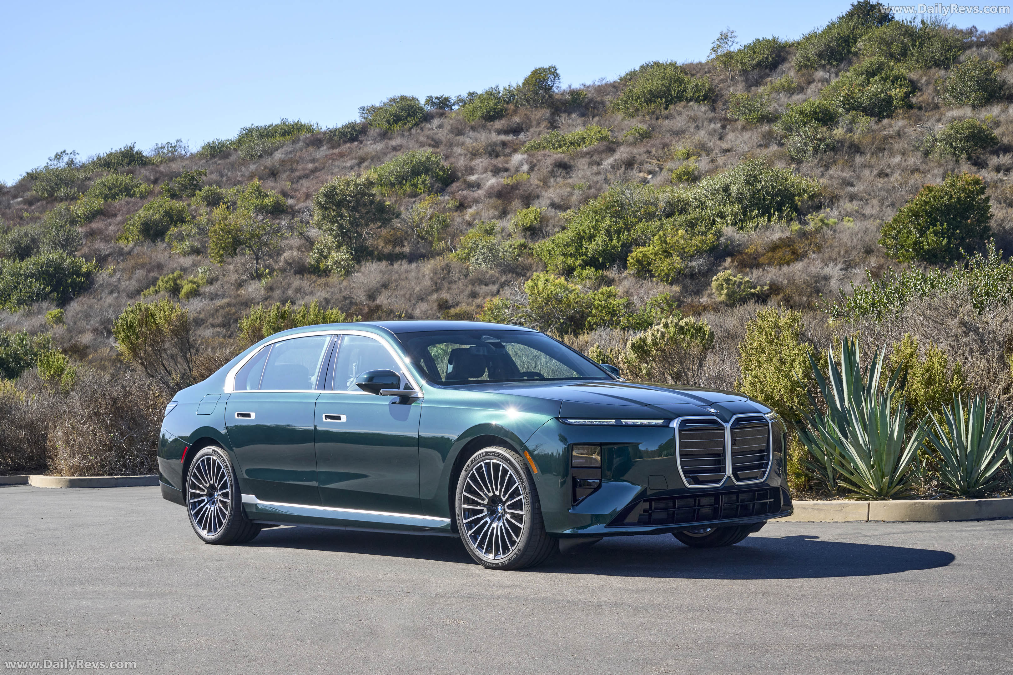 2027 BMW i7 60 xDrive G70 Vancouver Green Front View