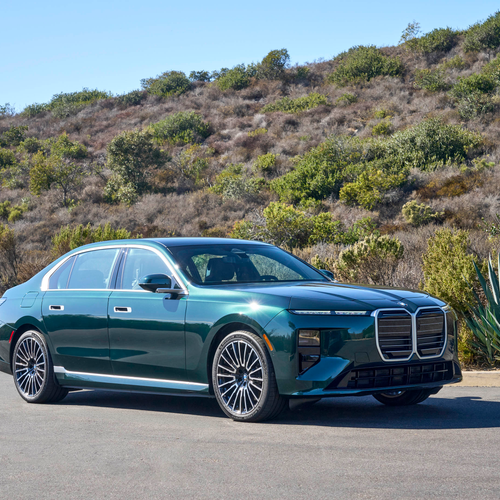 2027 BMW i7 60 xDrive G70 Vancouver Green Front View