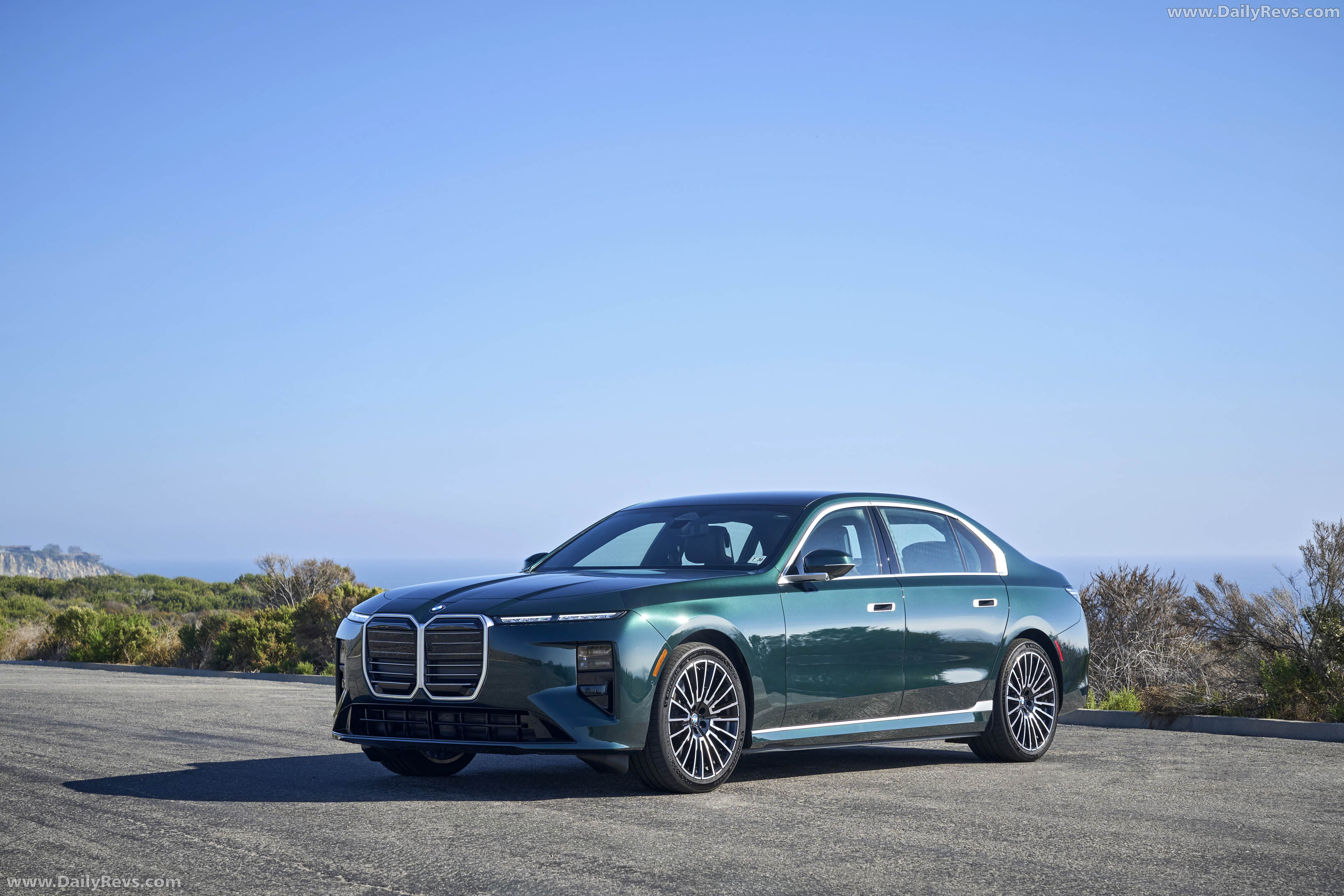 2027 BMW i7 60 xDrive G70 Vancouver Green Front View