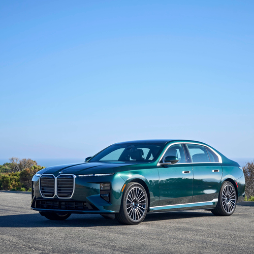2027 BMW i7 60 xDrive G70 Vancouver Green Front View