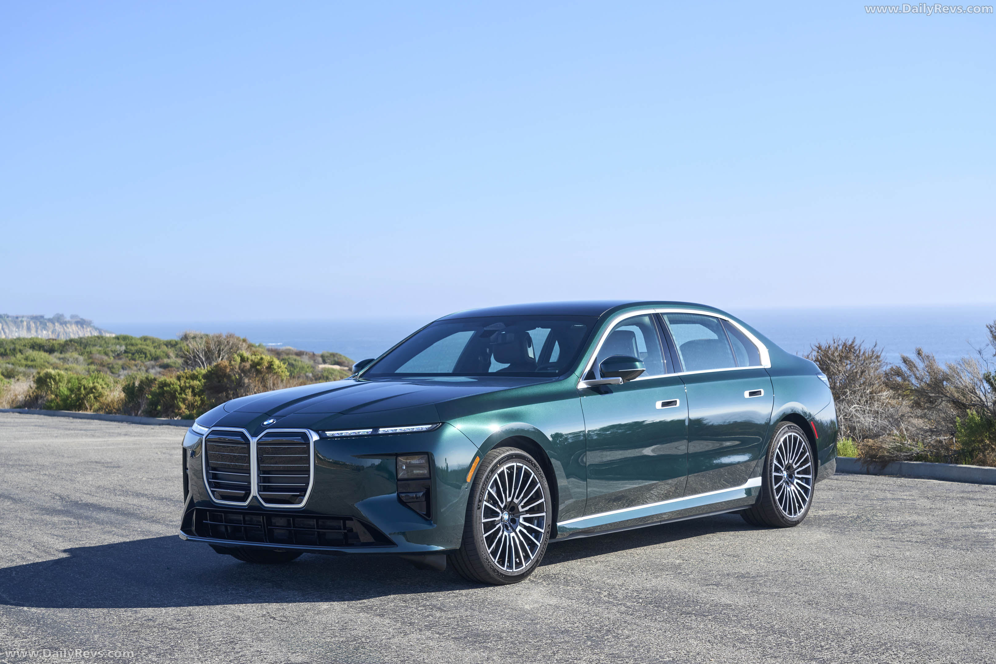 2027 BMW i7 60 xDrive G70 Vancouver Green Front View