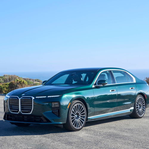 2027 BMW i7 60 xDrive G70 Vancouver Green Front View