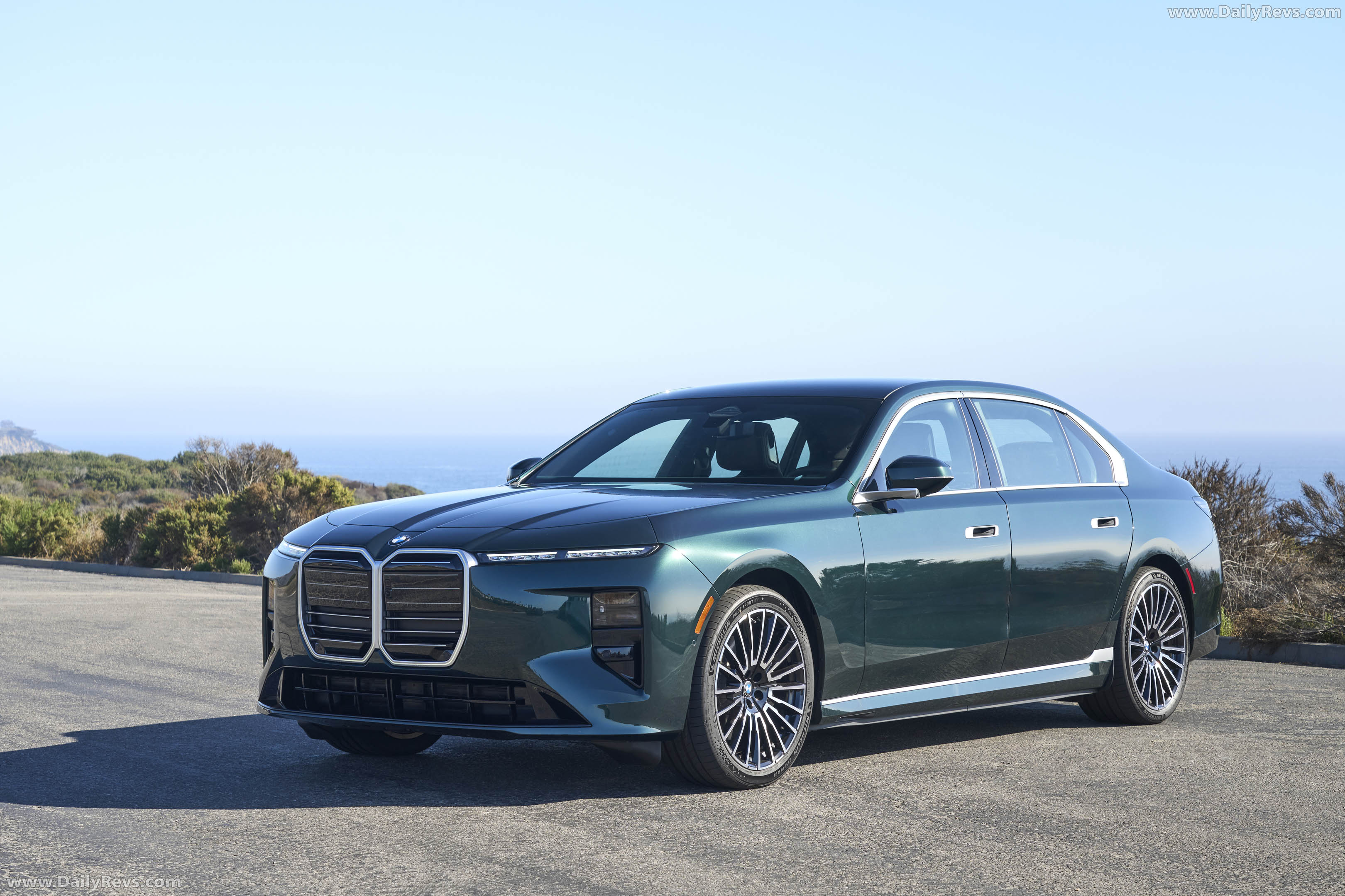 2027 BMW i7 60 xDrive G70 Vancouver Green Front View