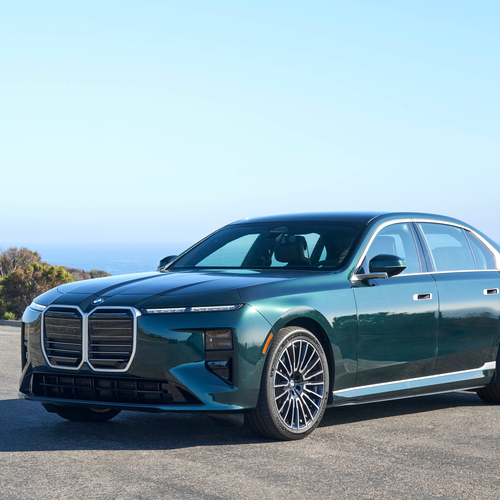 2027 BMW i7 60 xDrive G70 Vancouver Green Front View