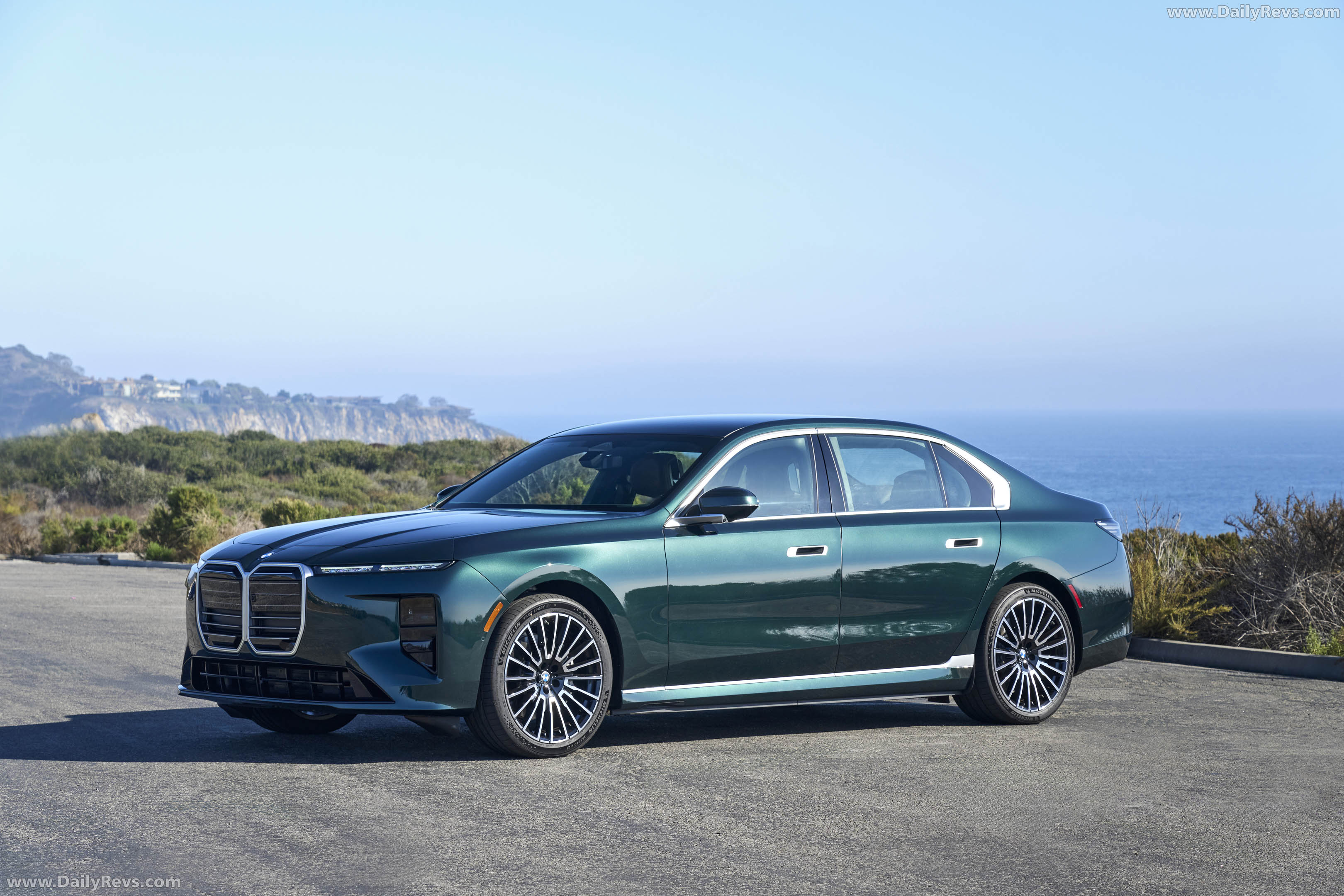 2027 BMW i7 60 xDrive G70 Vancouver Green Front View