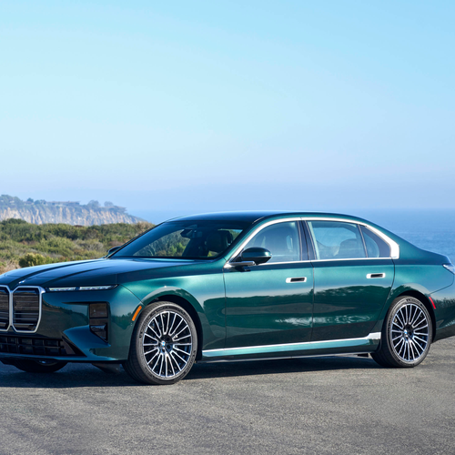 2027 BMW i7 60 xDrive G70 Vancouver Green Front View