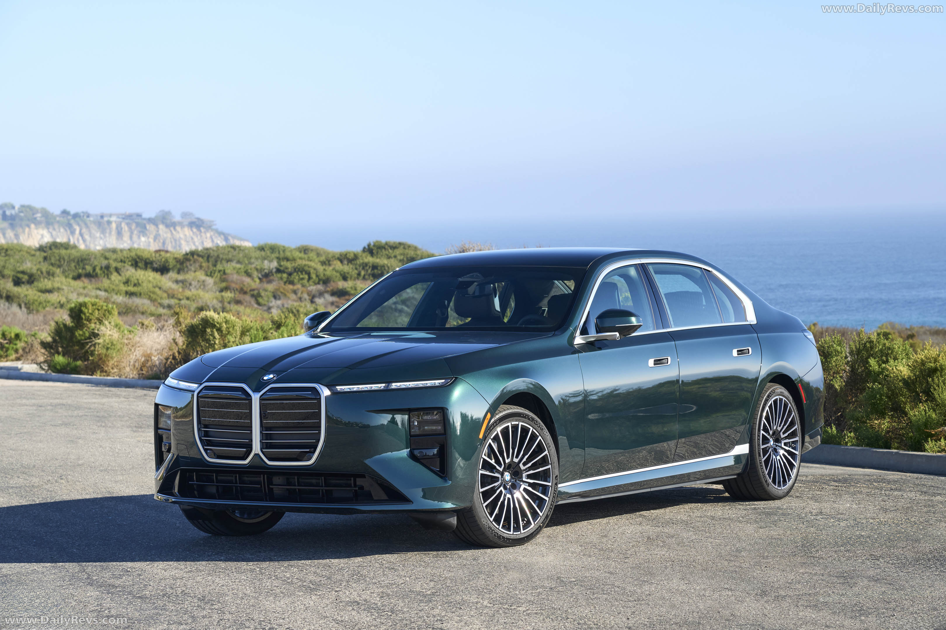 2027 BMW i7 60 xDrive G70 Vancouver Green Front View