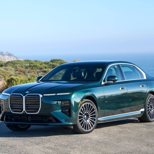 2027 BMW i7 60 xDrive G70 Vancouver Green Front View