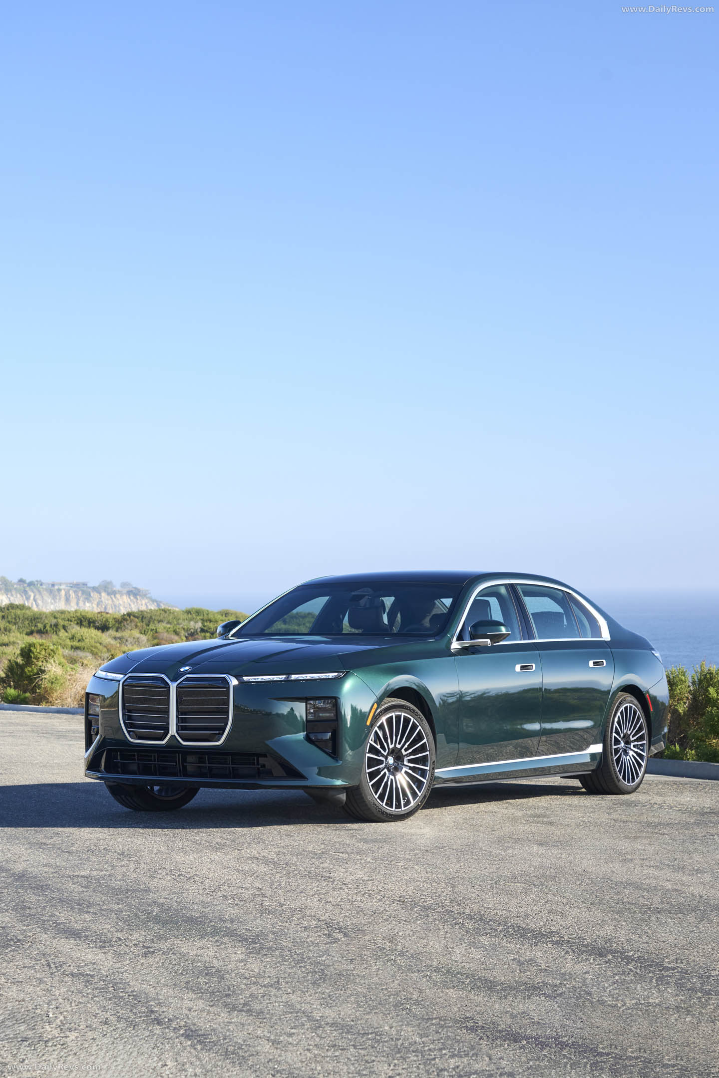 2027 BMW i7 60 xDrive G70 Vancouver Green Front View