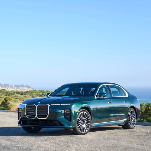 2027 BMW i7 60 xDrive G70 Vancouver Green Front View