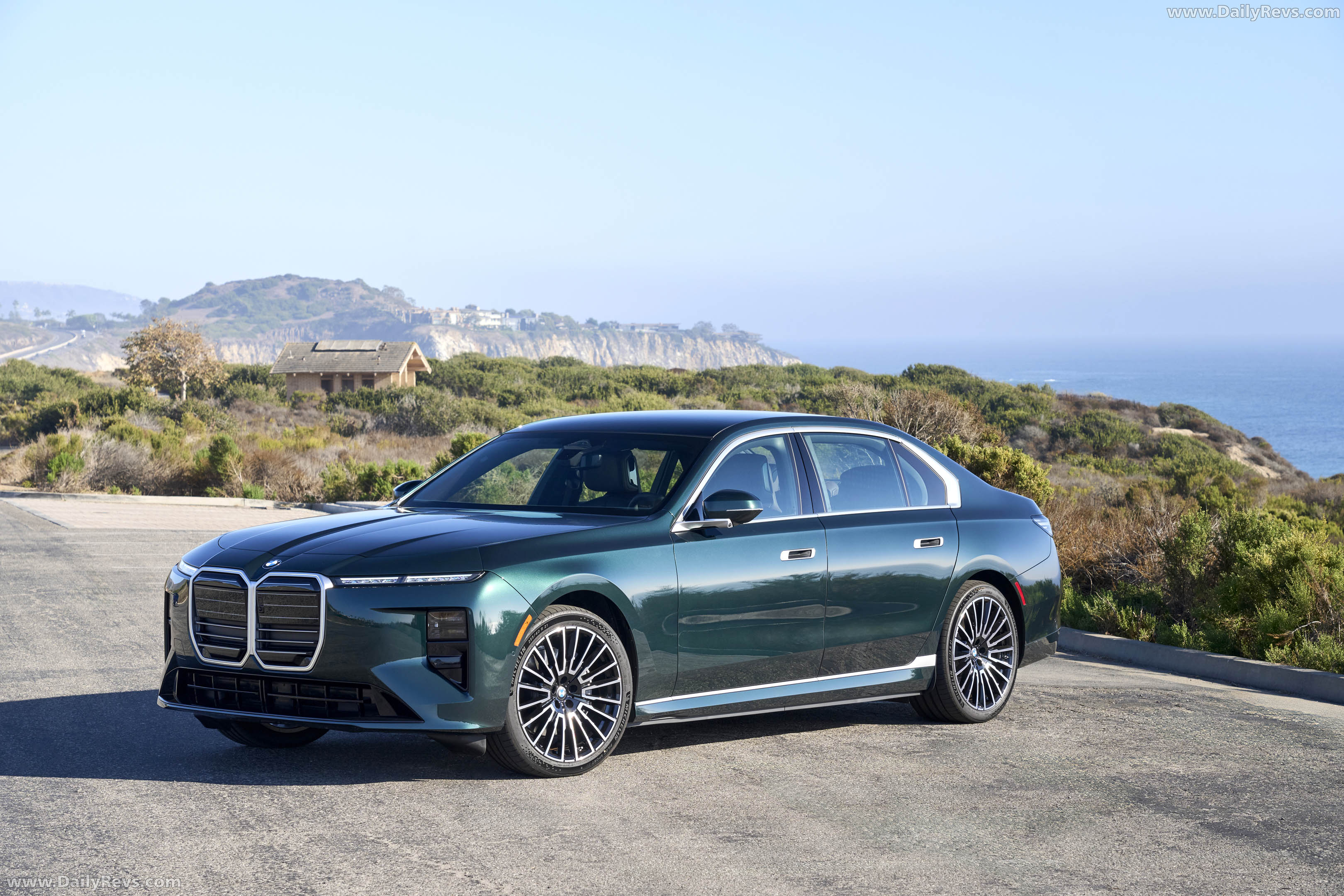 2027 BMW i7 60 xDrive G70 Vancouver Green Front View