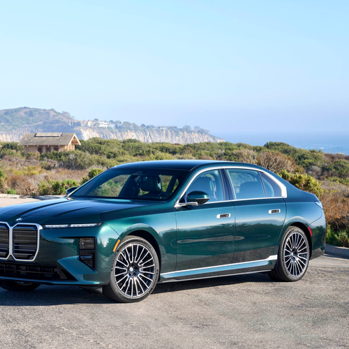2027 BMW i7 60 xDrive G70 Vancouver Green Front View