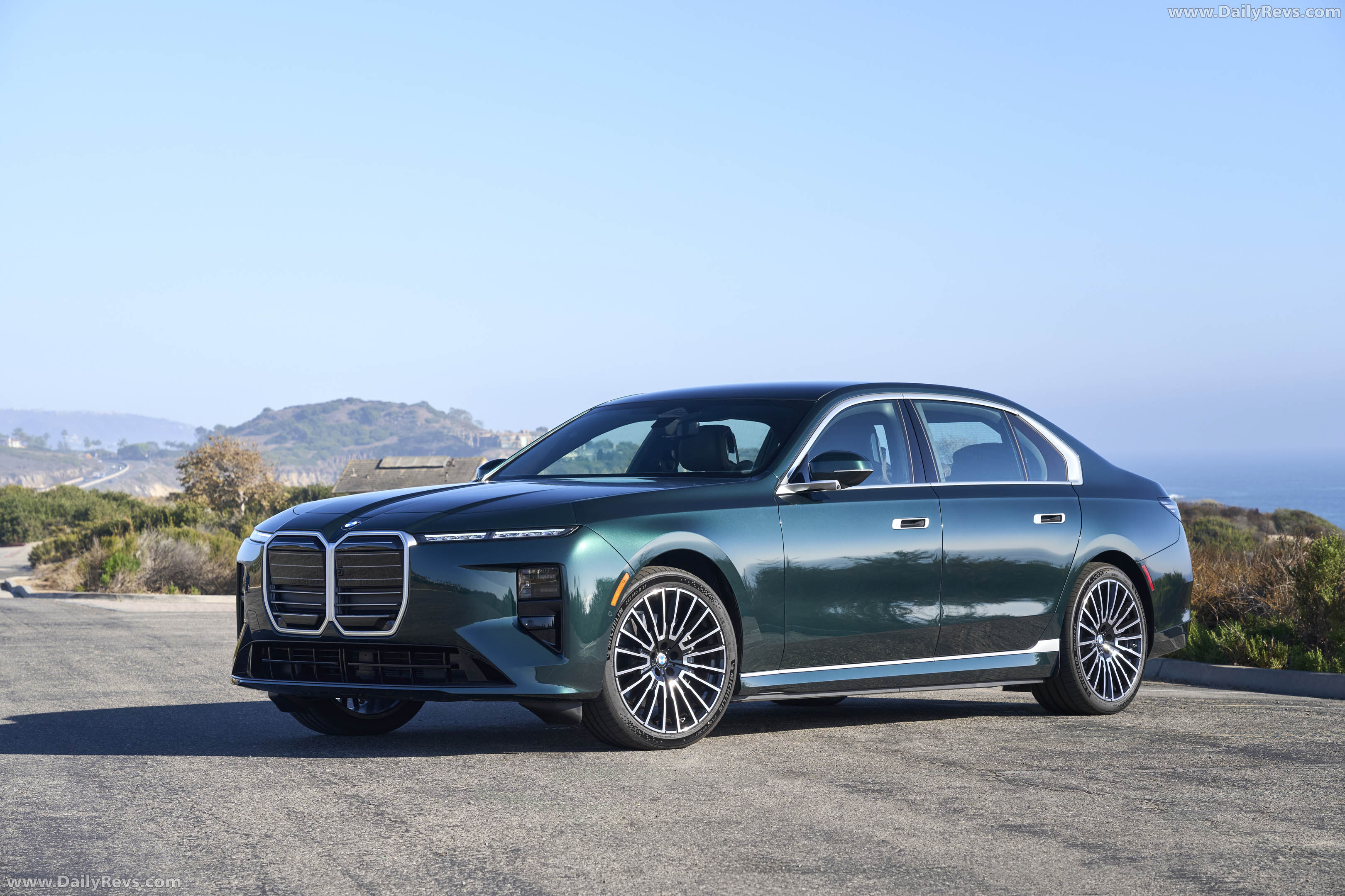 2027 BMW i7 60 xDrive G70 Vancouver Green Front View
