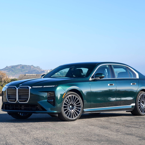 2027 BMW i7 60 xDrive G70 Vancouver Green Front View