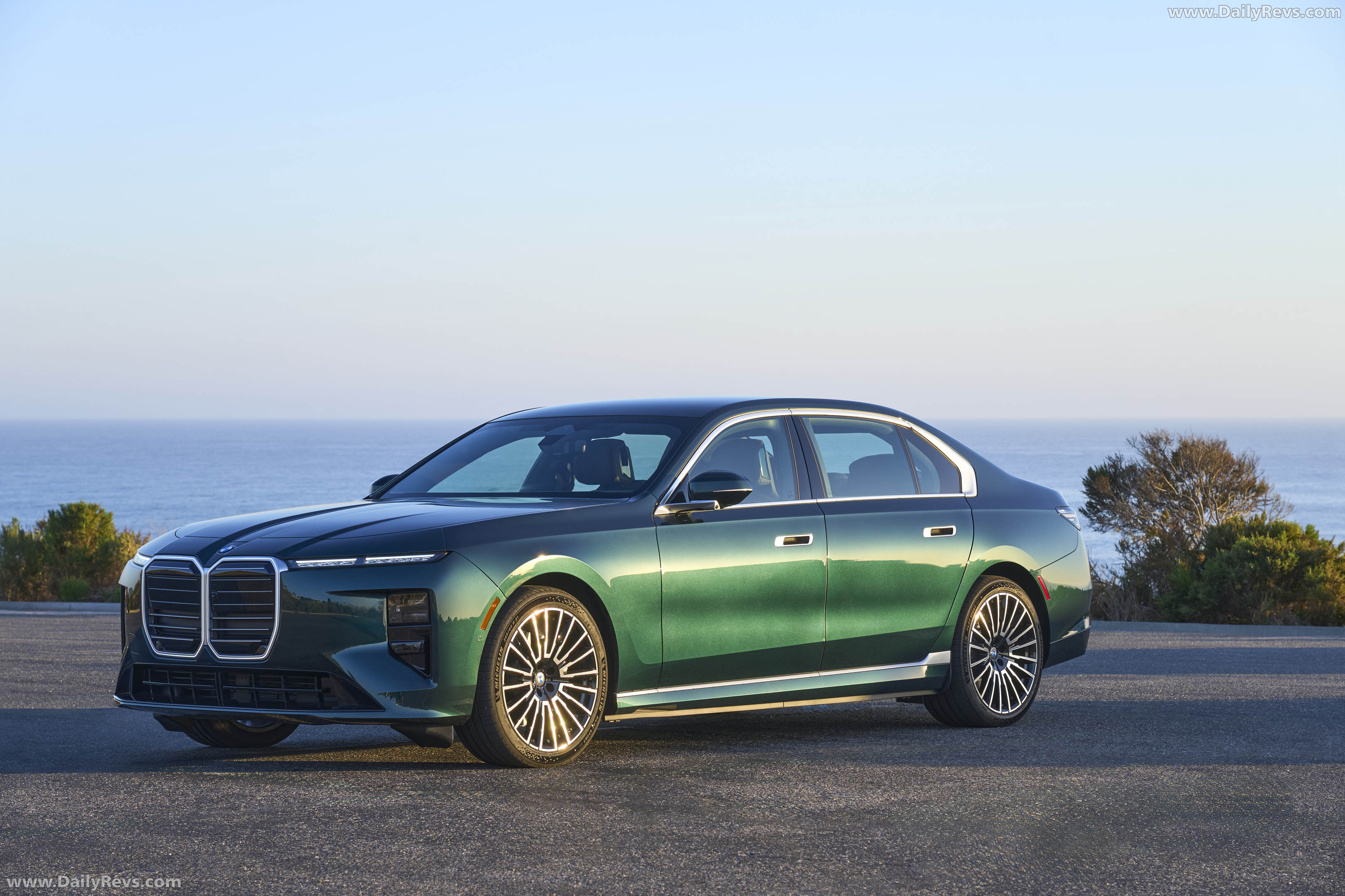 2027 BMW i7 60 xDrive G70 Vancouver Green Front View