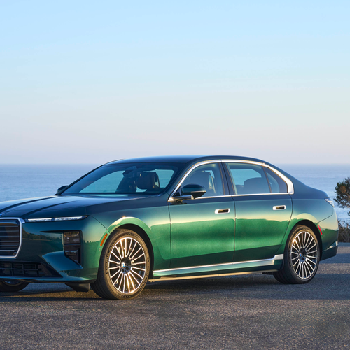 2027 BMW i7 60 xDrive G70 Vancouver Green Front View