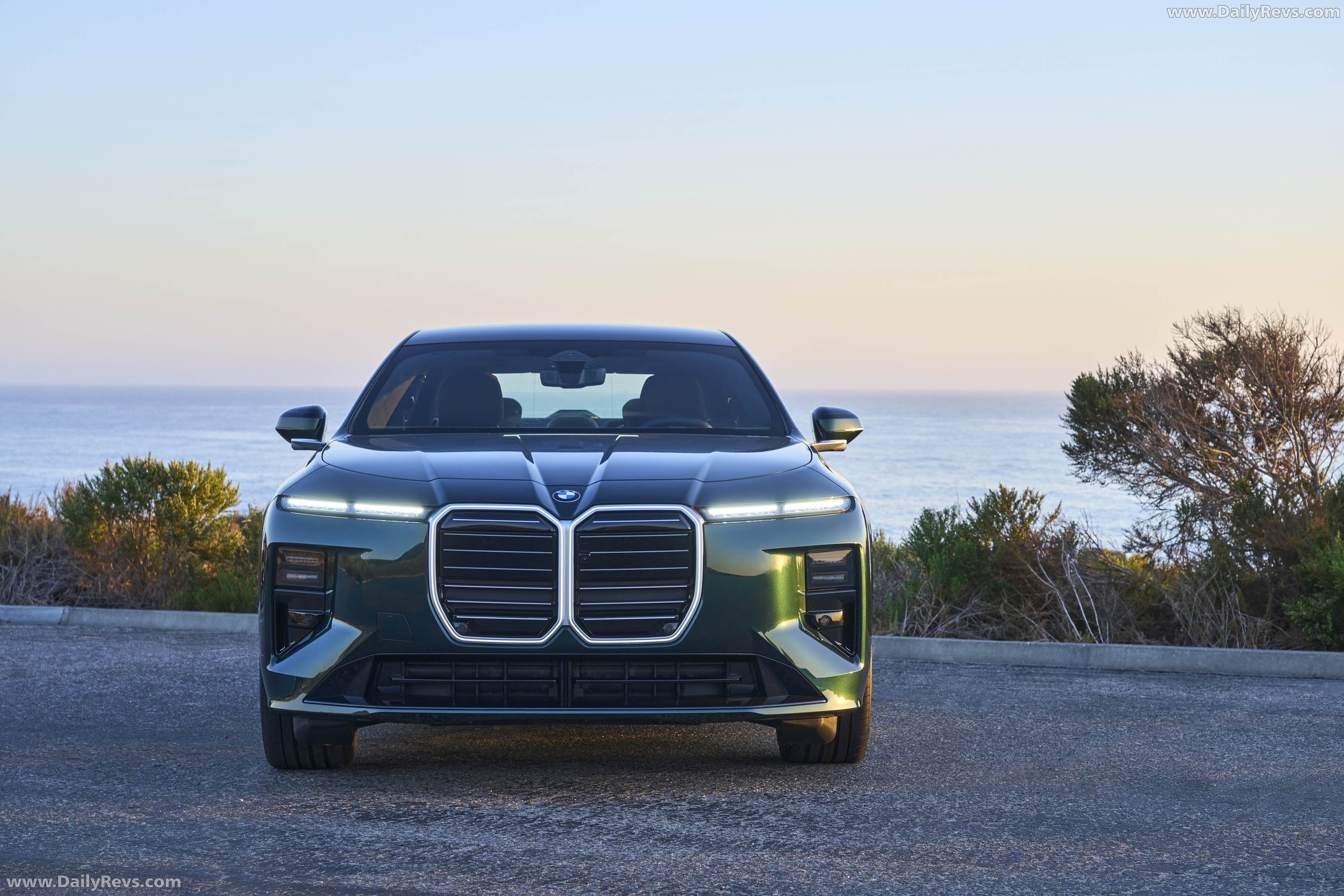 2027 BMW i7 60 xDrive G70 Vancouver Green Front View