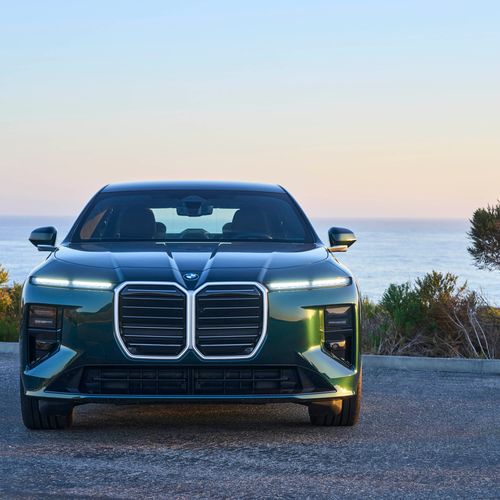 2027 BMW i7 60 xDrive G70 Vancouver Green Front View
