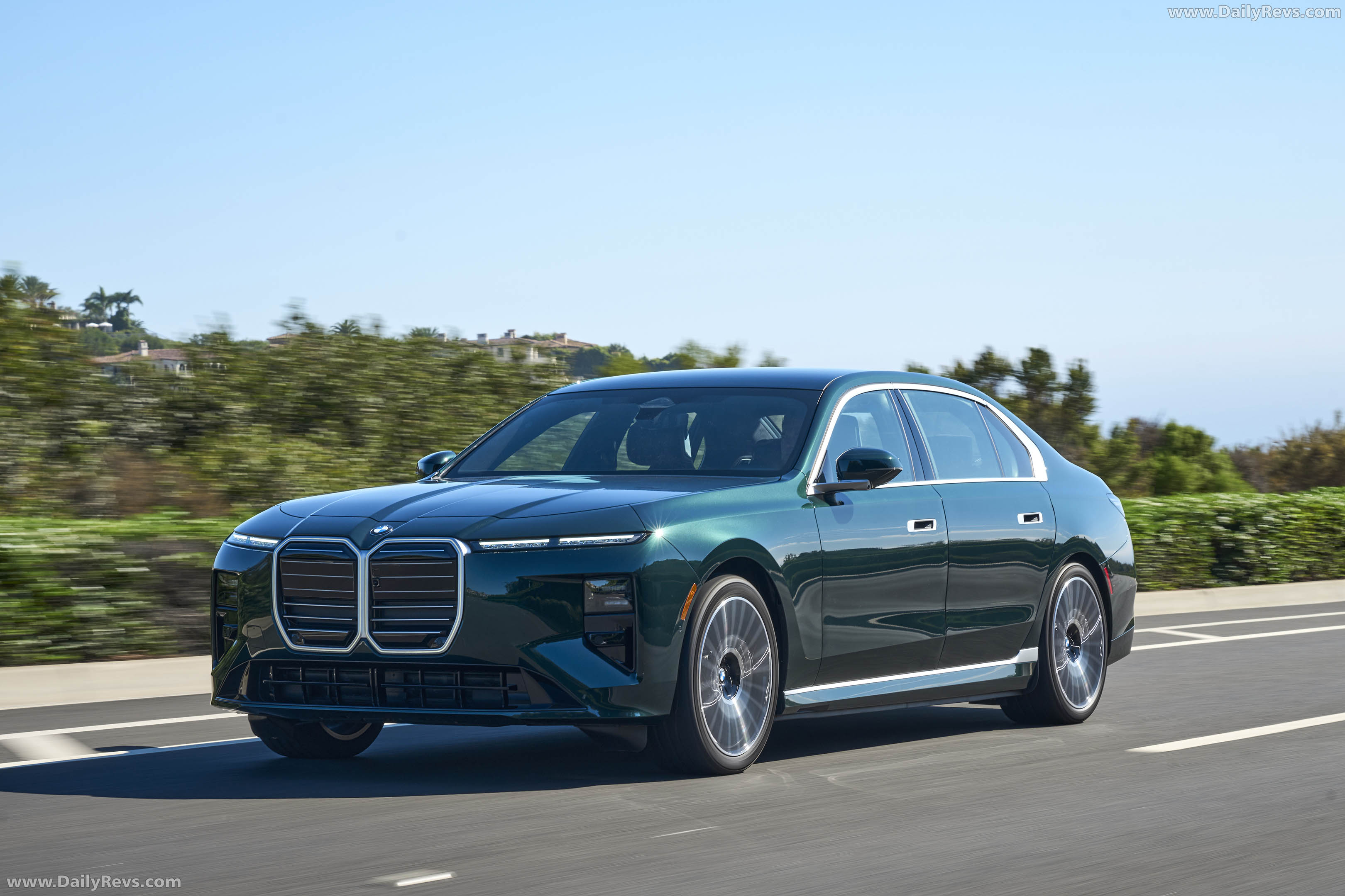 2027 BMW i7 60 xDrive G70 Vancouver Green Front View