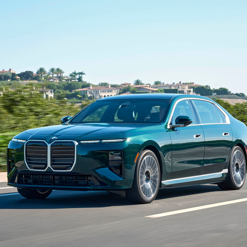 2027 BMW i7 60 xDrive G70 Vancouver Green Front View