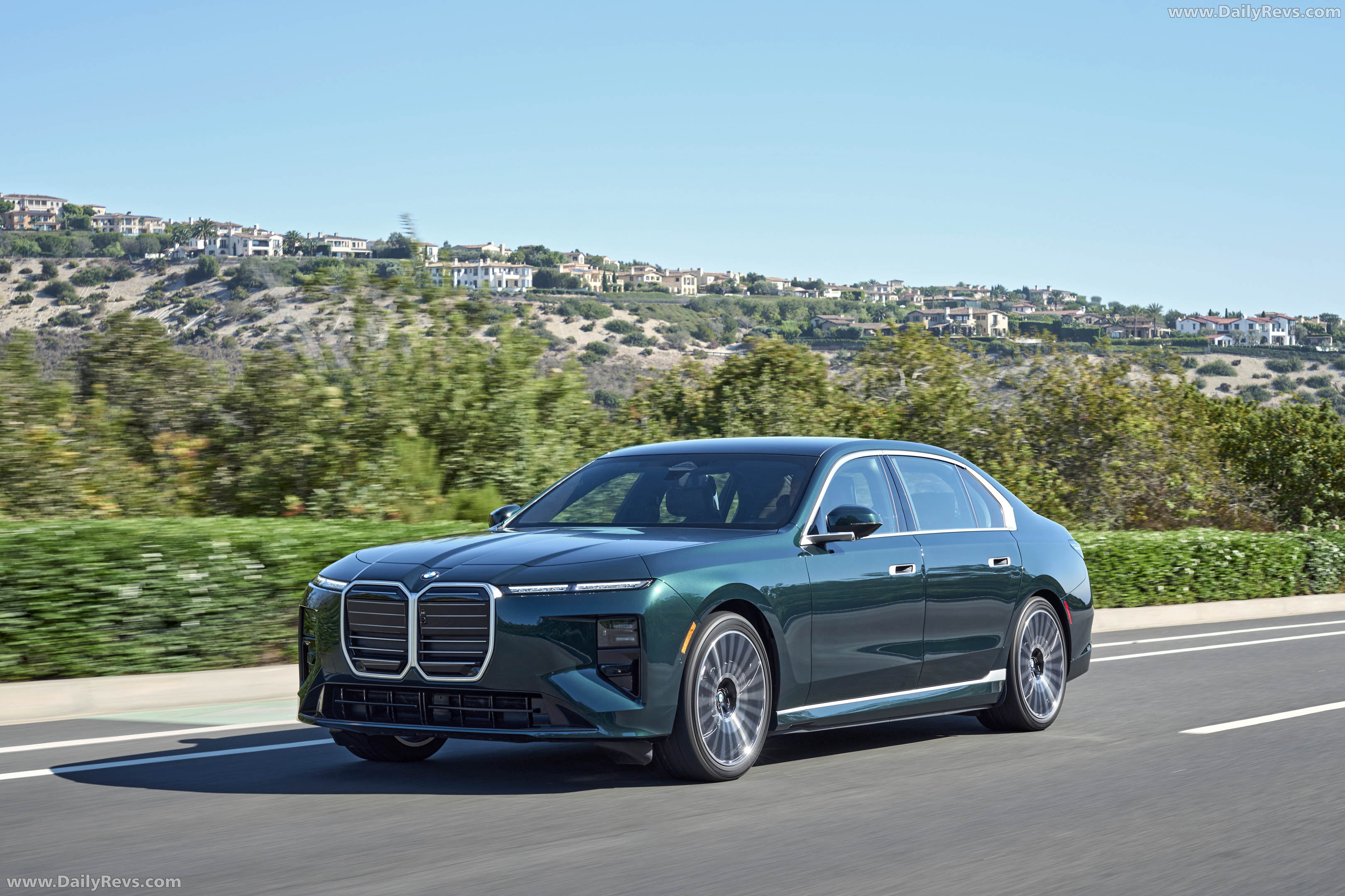 2027 BMW i7 60 xDrive G70 Vancouver Green Front View