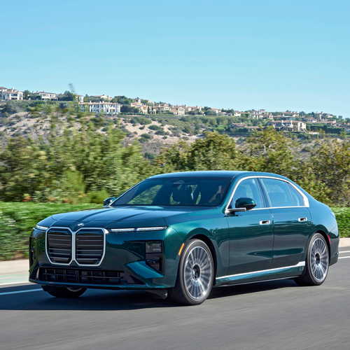 2027 BMW i7 60 xDrive G70 Vancouver Green Front View