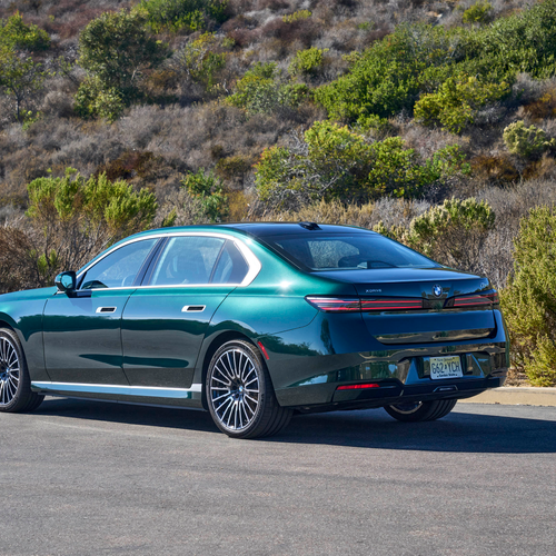2027 BMW i7 60 xDrive G70 Vancouver Green Rear View
