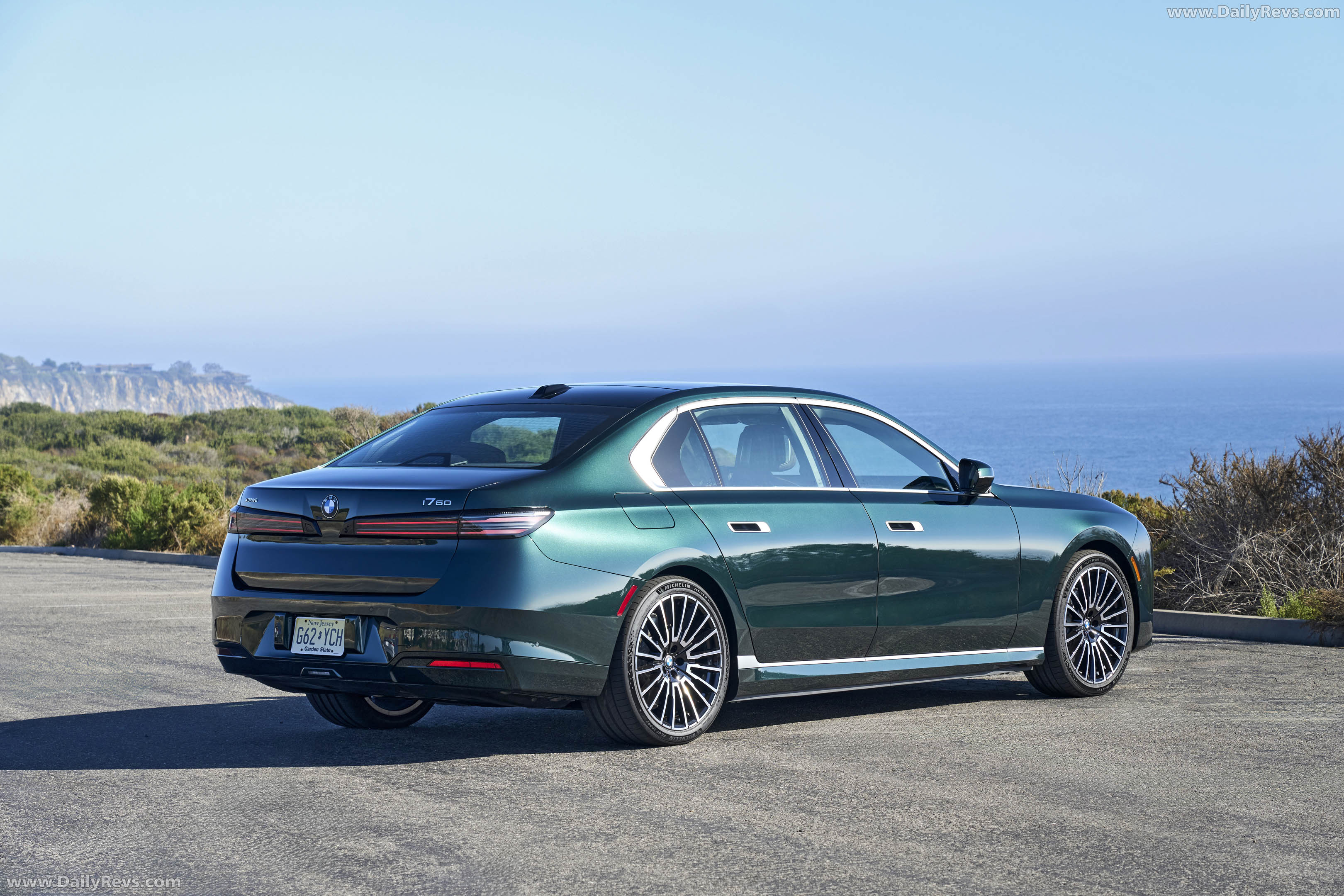 2027 BMW i7 60 xDrive G70 Vancouver Green Rear View