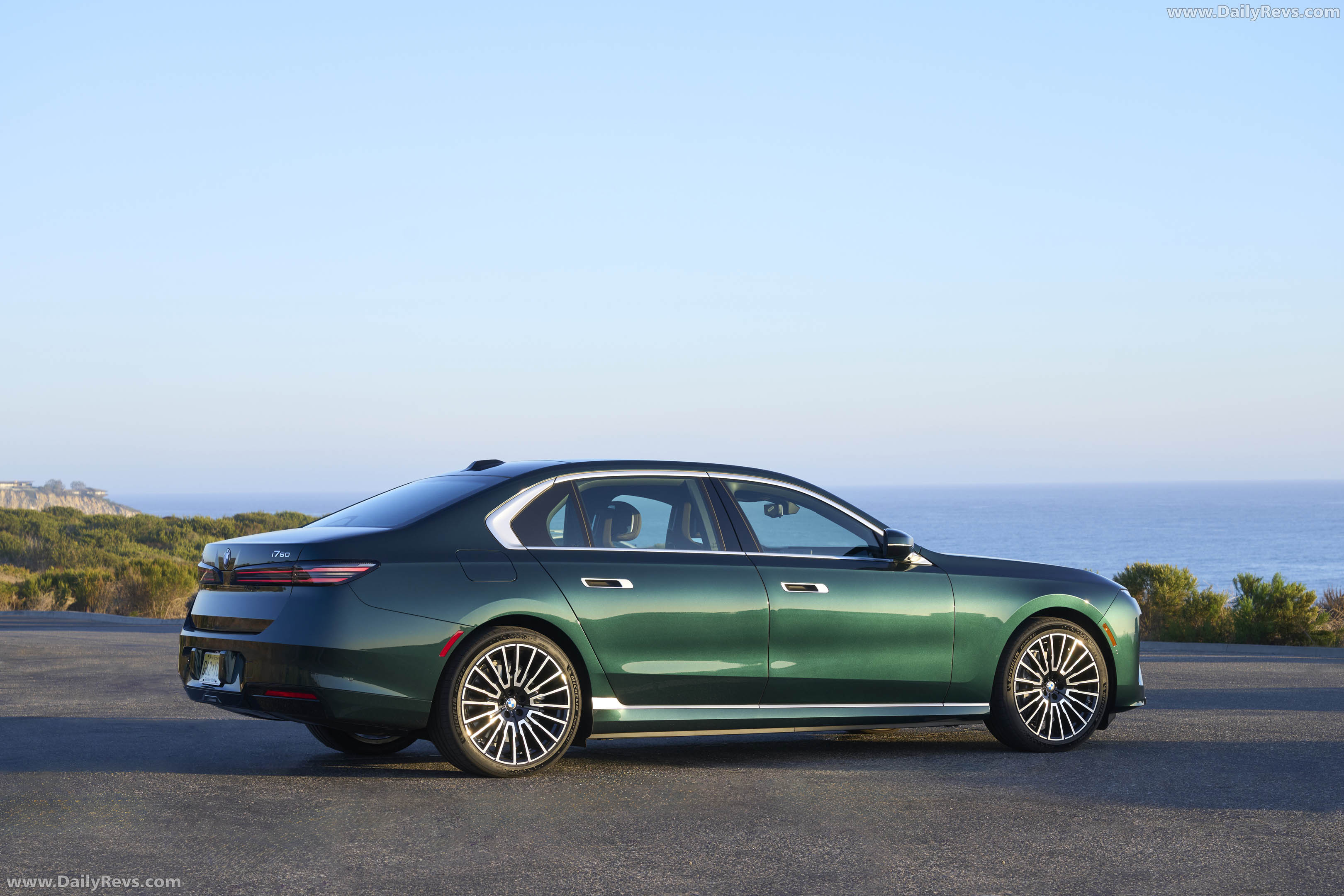 2027 BMW i7 60 xDrive G70 Vancouver Green Rear View