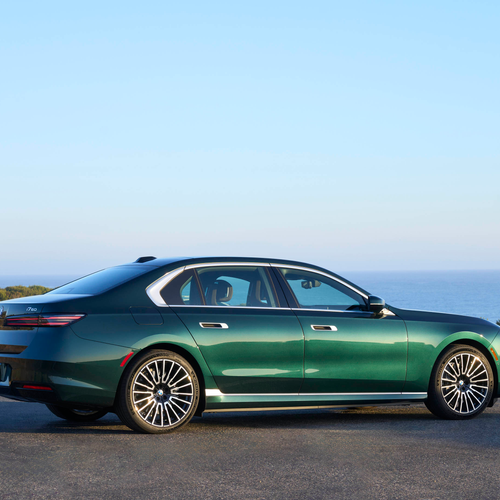 2027 BMW i7 60 xDrive G70 Vancouver Green Rear View
