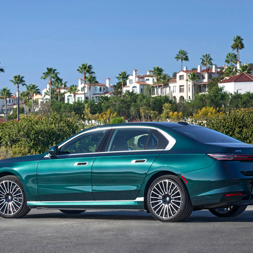 2027 BMW i7 60 xDrive G70 Vancouver Green Rear View