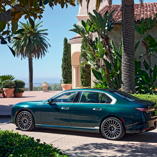 2027 BMW i7 60 xDrive G70 Vancouver Green Rear View
