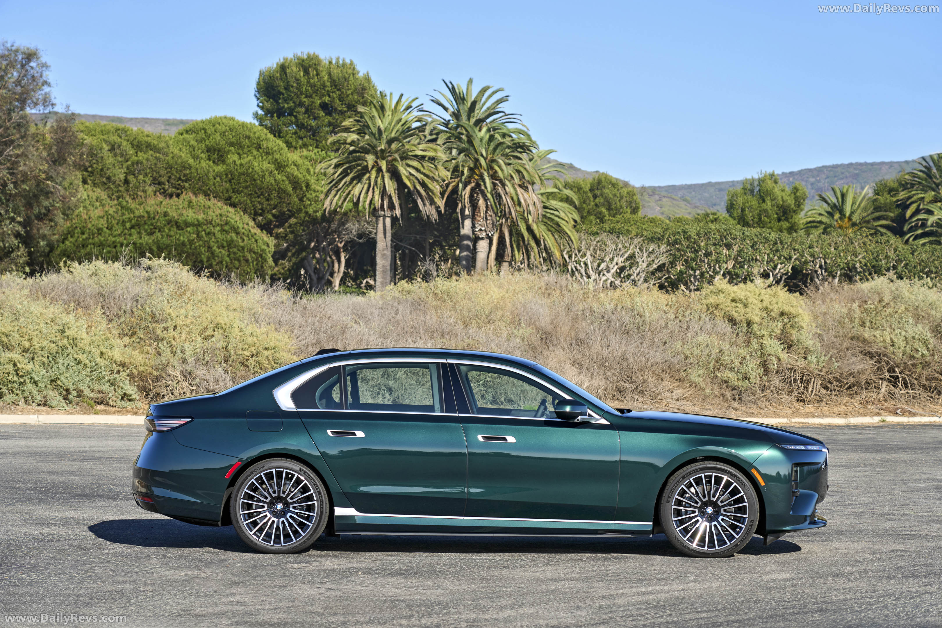 2027 BMW i7 60 xDrive G70 Vancouver Green Side View
