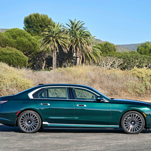 2027 BMW i7 60 xDrive G70 Vancouver Green Side View