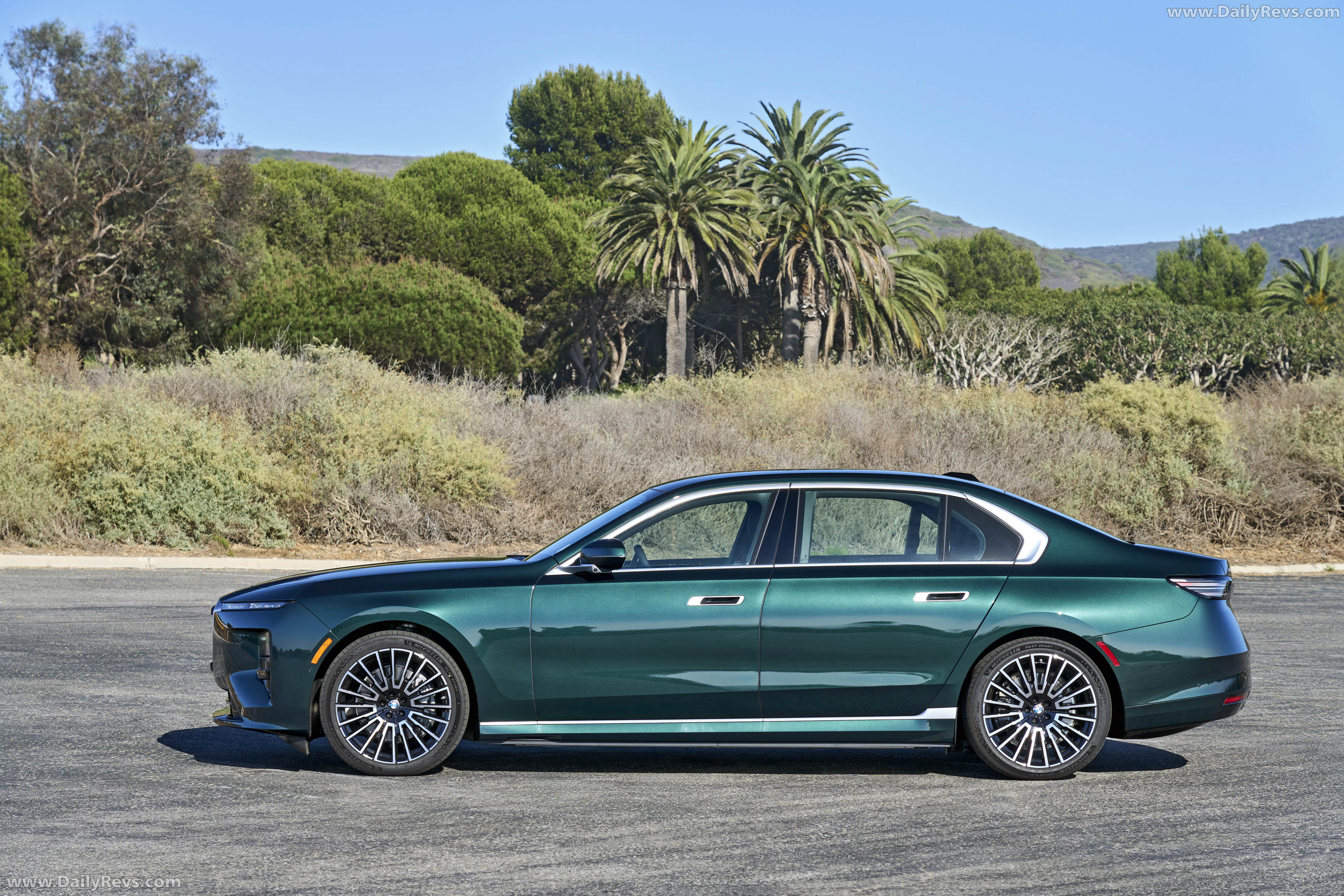 2027 BMW i7 60 xDrive G70 Vancouver Green Side View