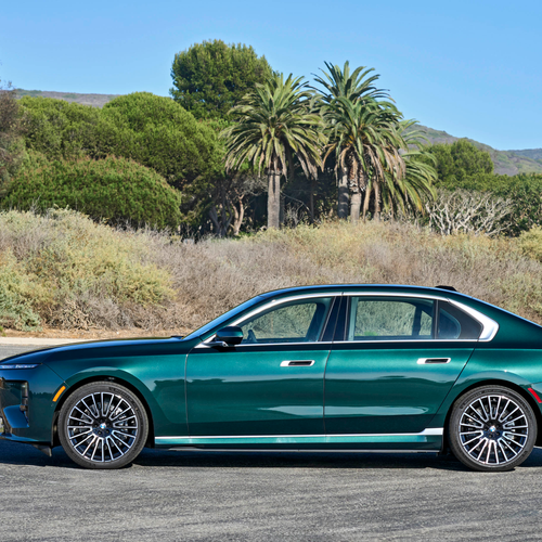 2027 BMW i7 60 xDrive G70 Vancouver Green Side View
