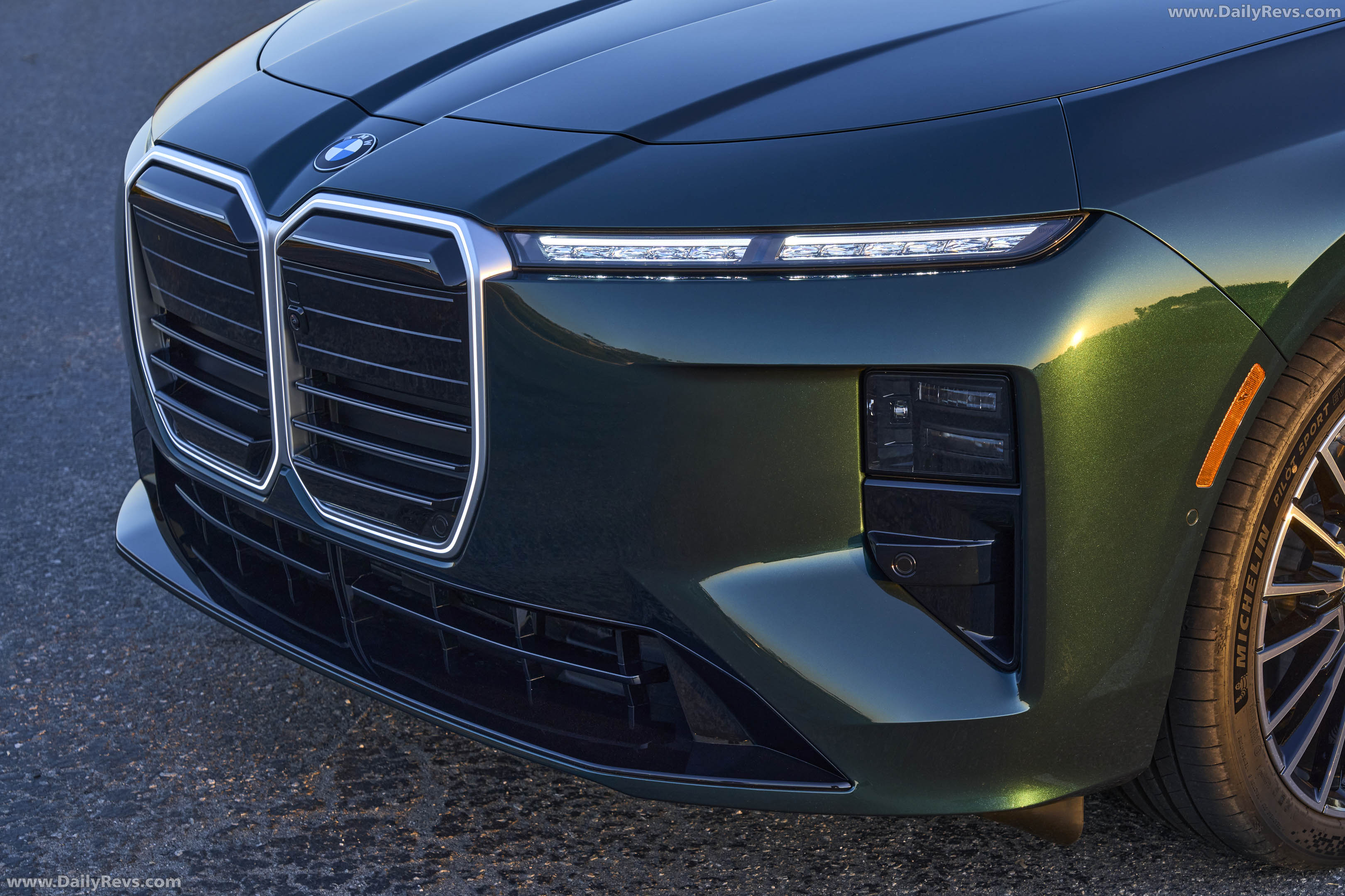 2027 BMW i7 60 xDrive G70 Vancouver Green Exterior