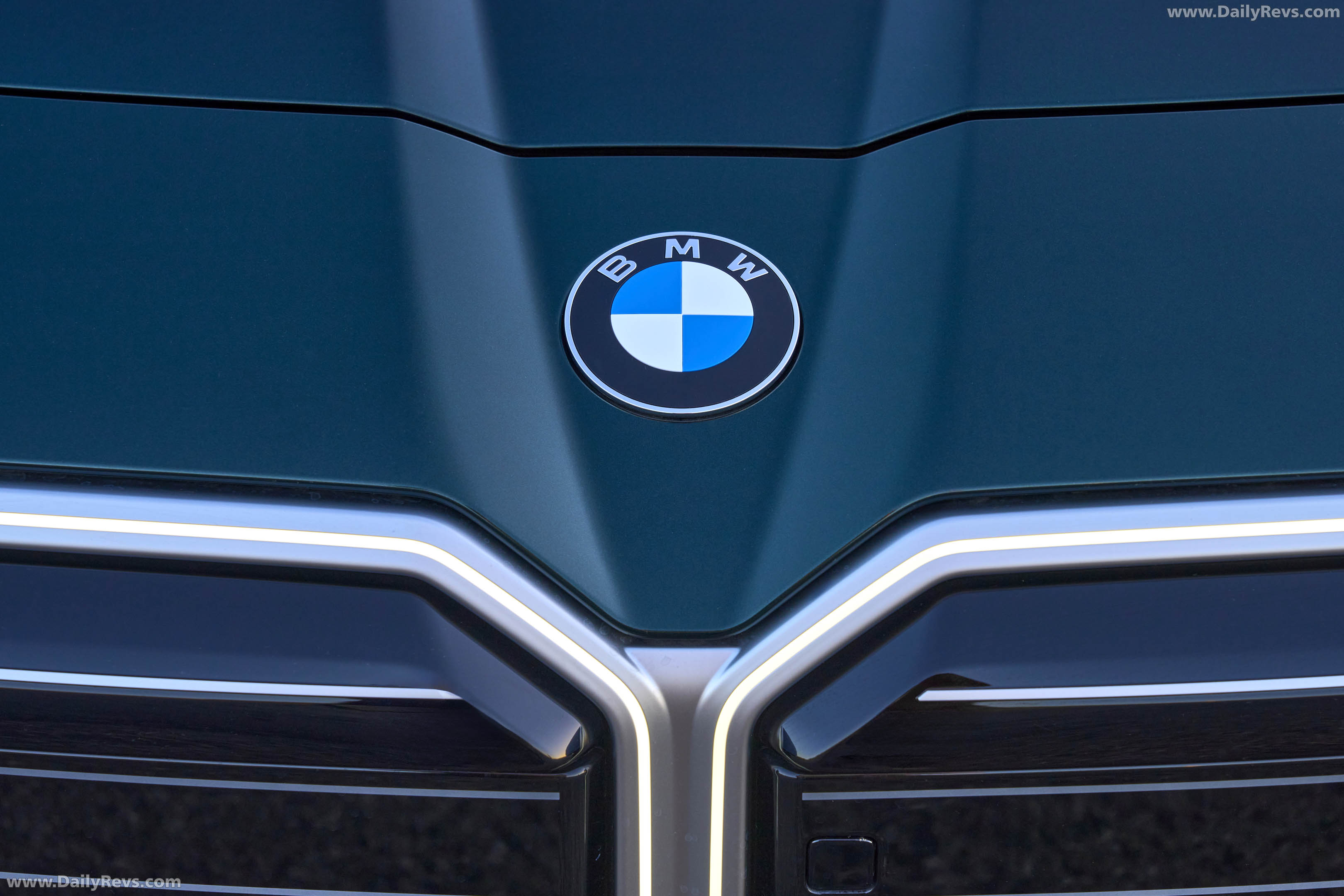 2027 BMW i7 60 xDrive G70 Vancouver Green Exterior