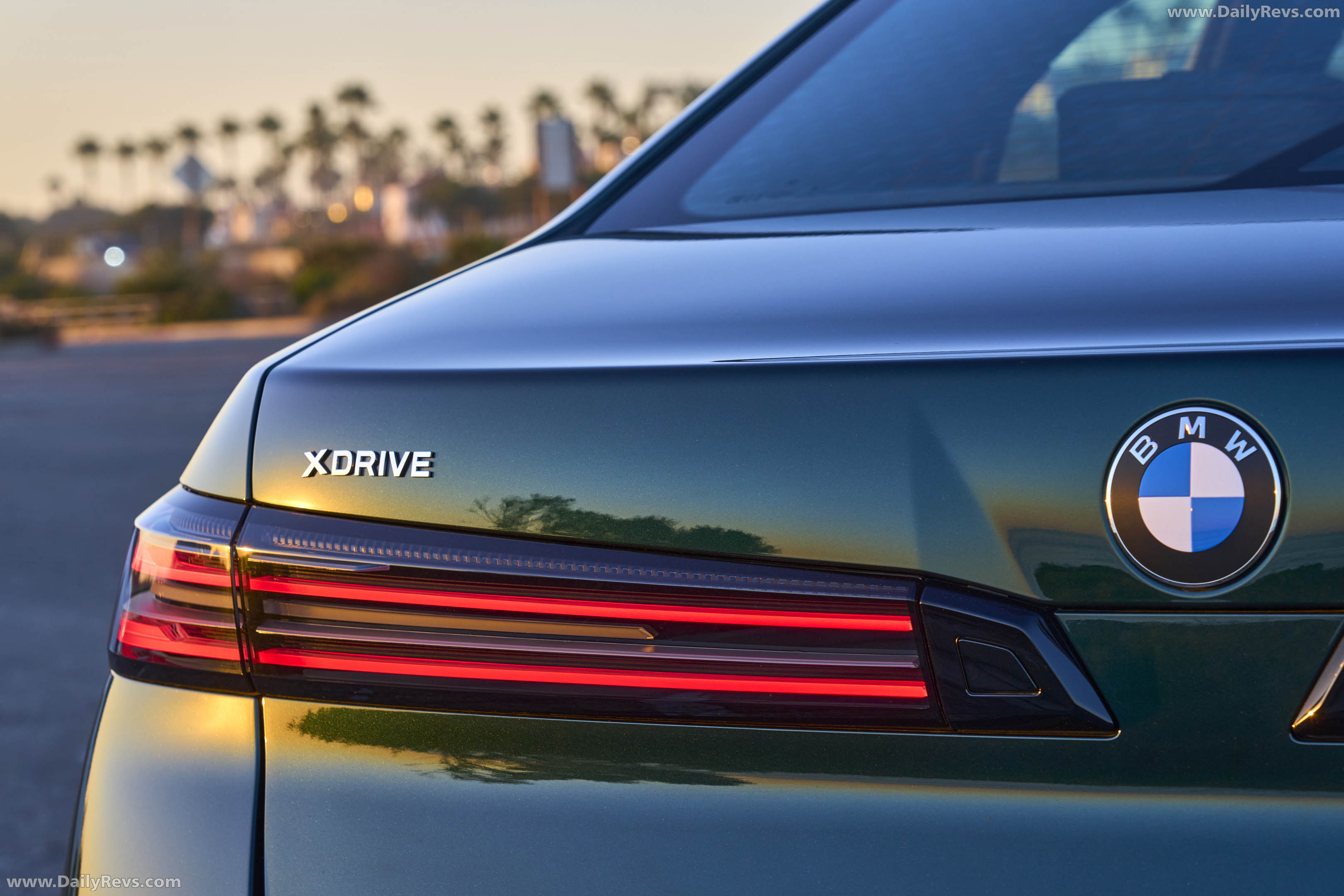 2027 BMW i7 60 xDrive G70 Vancouver Green Exterior